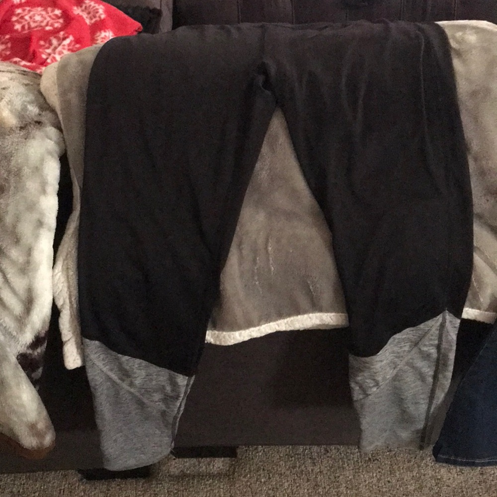 Black and gray work out leggings.